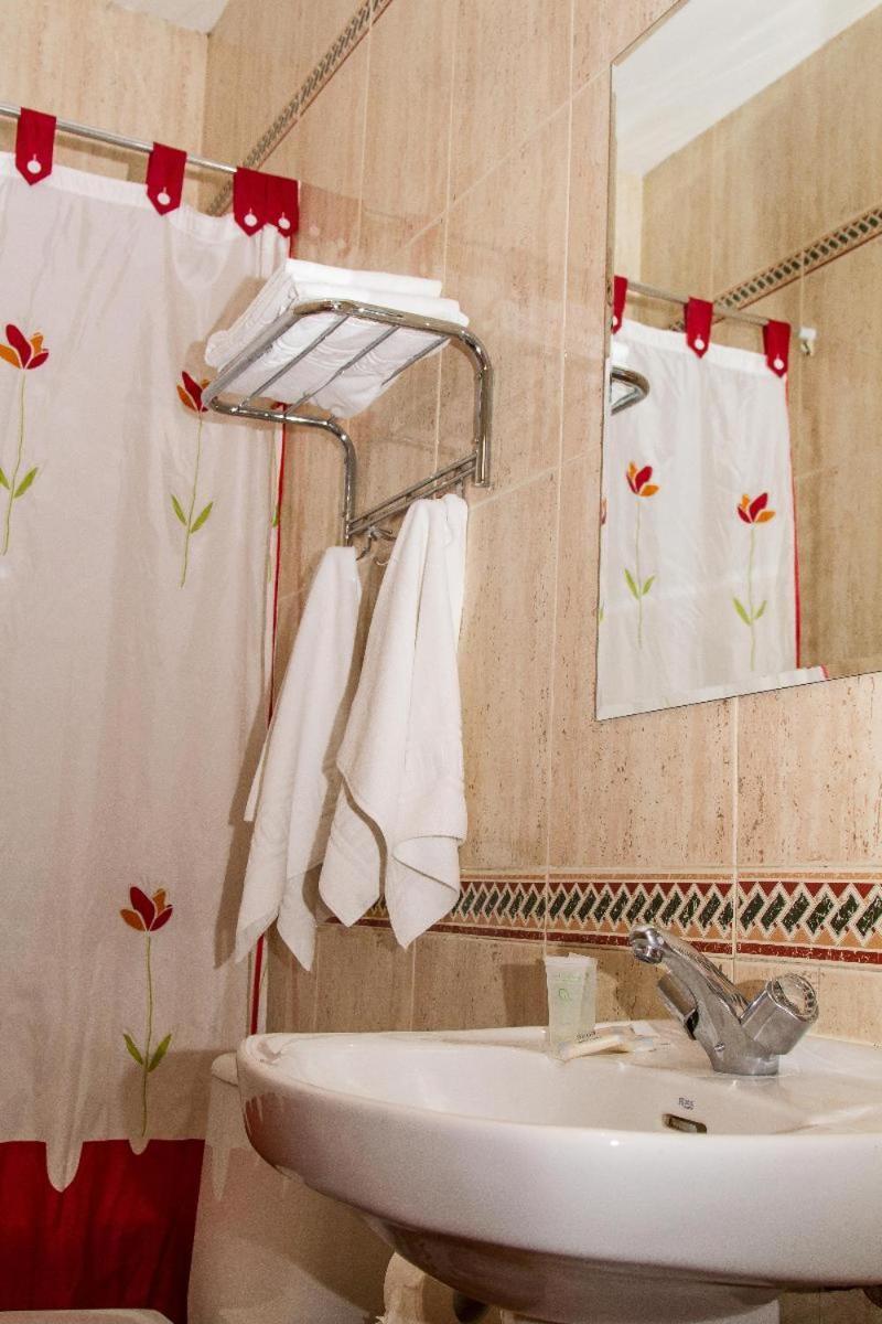 Hostal Marlasca Madrid Room photo